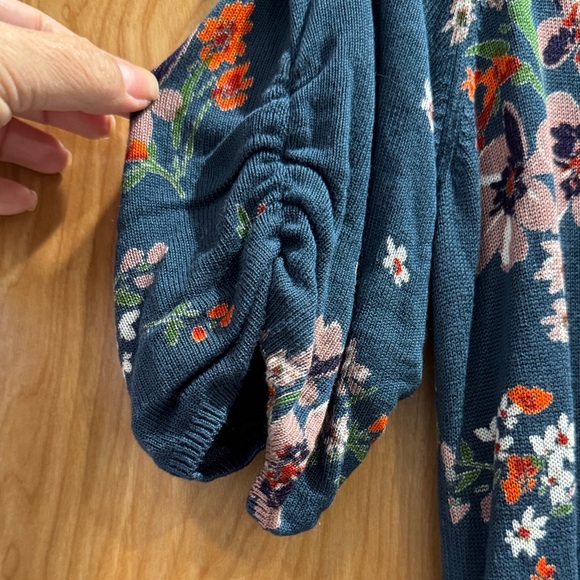 Daniel Rainn Teal Floral V-Neck Top - Picture 3 of 5